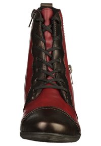 Bottine en cuir rouge et noir avec lacets à l'avant et fermeture éclair latérale, vue de face.