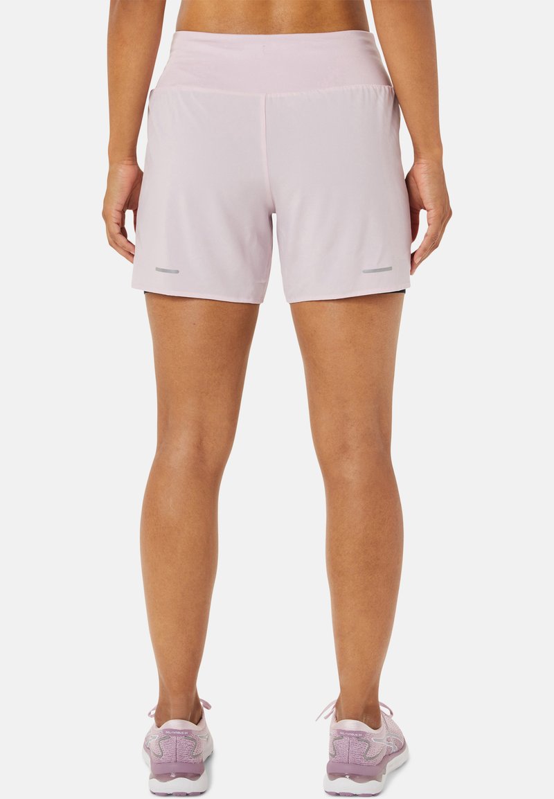 Damen Sportbekleidung | ASICS ROAD 2-N-1 5.5IN SHORT kurze Sporthose barely rose performance black/pink - TV76963 Damen Sportbekleidung | ASICS ROAD 2-N-1 5.5IN SHORT kurze Sporthose barely rose performance black/pink - TV76963