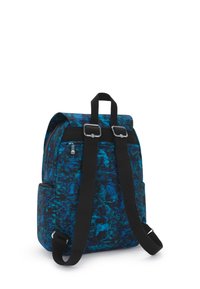 Zaino con un motivo astratto blu e nero, realizzato in tessuto con una finitura testurizzata. Include spallacci neri regolabili e accessori in argento.
