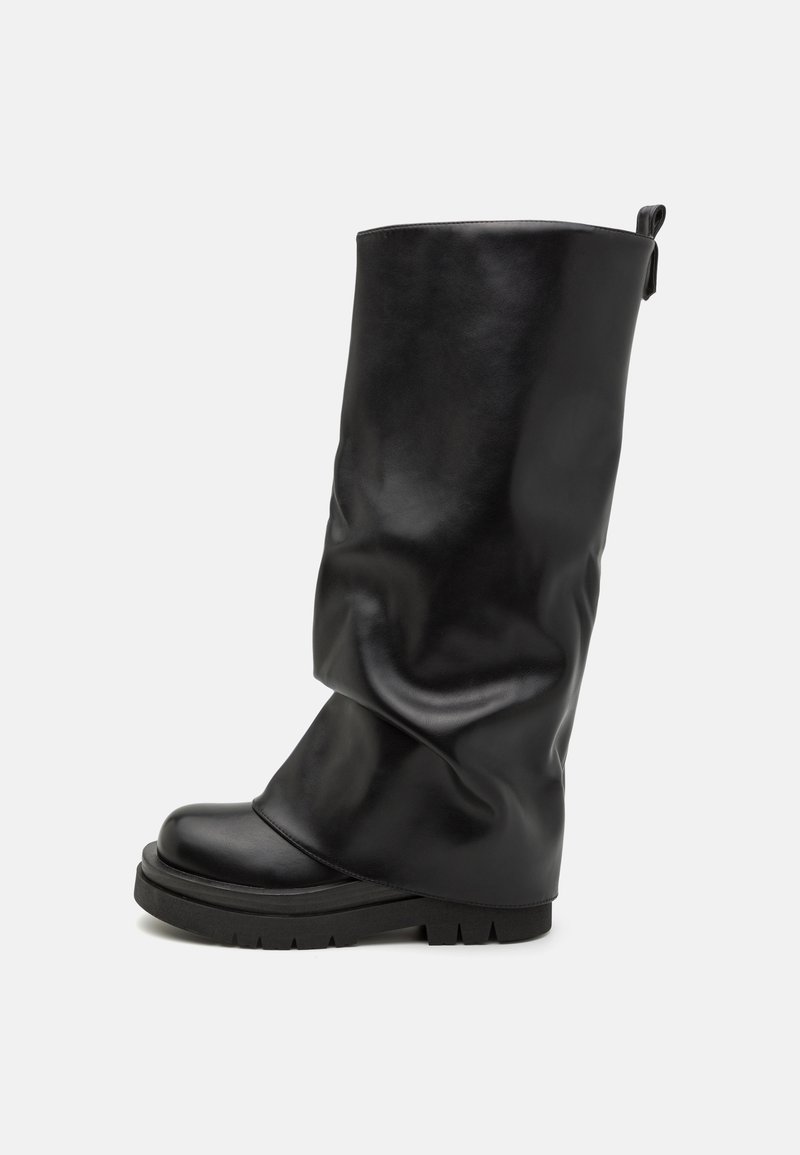 Botte haute en cuir noir avec design décontracté, bout arrondi et semelle en caoutchouc épaisse. Comprend une languette à l'arrière pour un enfilage facile.