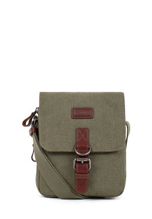 Sac bandoulière en toile vert olive avec sangle en cuir marron à boucle et bandoulière réglable, fermeture à rabat devant.