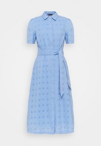 Abito button-up azzurro chiaro con maniche a sbuffo corte, vita aderente, cintura e motivo floreale a intaglio su tutto il tessuto.