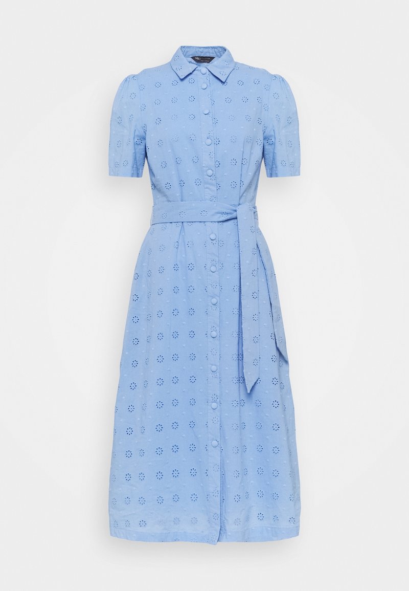Abito button-up azzurro chiaro con maniche a sbuffo corte, vita aderente, cintura e motivo floreale a intaglio su tutto il tessuto.
