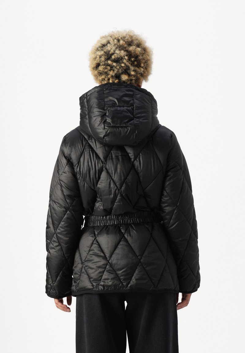 Chaqueta de plumas negra con capucha, patrón de rombos acolchado, cinturilla elástica y detalle de bolsillo trasero. Textura suave y brillante.