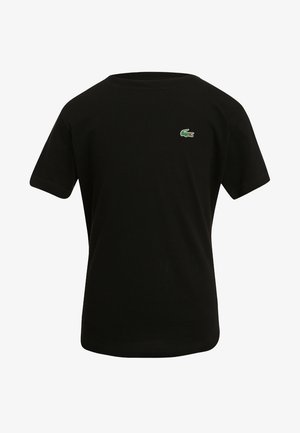 Czarna koszulka z krótkim rękawem i okrągłym dekoltem z małym zielonym logo krokodyla na lewej stronie klatki piersiowej.