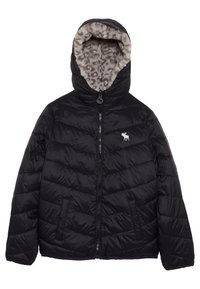 Zwarte gewatteerde zip-up jas met capuchon, gevoerd met grijs en wit patroon nepbont, en met een klein wit elandlogo op de borst.