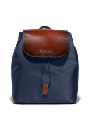 Sac à dos bleu marine avec rabat en cuir marron et fermeture à cordon, avec le logo Timberland sur le rabat avant.