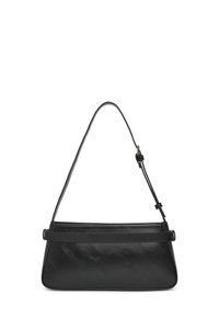 Sac à main en cuir noir avec une forme courbée, une seule bandoulière ajustable et un design minimaliste, présentant une texture lisse et des détails subtils.