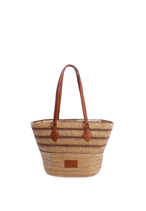 Bolso tote de paja tejido con rayas horizontales marrón oscuro, asas de cuero color canela y una parche rectangular de cuero en la parte frontal.