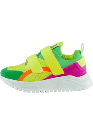 Zapatilla de deporte de colores verde brillante, amarillo, naranja y rosa con dos anchas correas de velcro y suela blanca gruesa, con la marca "Bogner" en el talón.