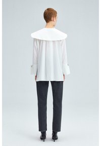 Touché Privé WIDE NECK POPLIN   - Skjortebluser - ecru