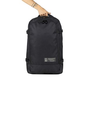 Mochila negra hecha de tejido resistente, con un compartimento principal con cremallera, correas ajustables y un bolsillo frontal con un parche de logo.