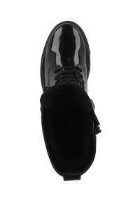 Botín de tobillo de charol negro con punta redonda, cordones en la parte delantera, forro de pelo corto y suela de goma texturizada. Cuenta con un zipper lateral.