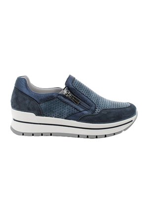 Scarpa da ginnastica blu navy a perforazioni, senza lacci con cerniera laterale, in materiali di camoscio e pelle, suola spessa in gomma bianca con strisce nere.