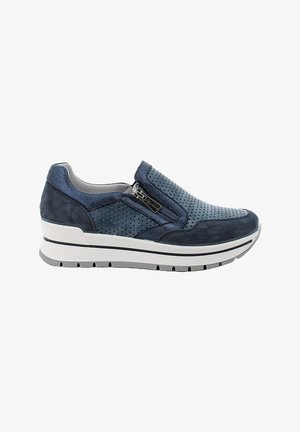 Scarpa da ginnastica blu navy a perforazioni, senza lacci con cerniera laterale, in materiali di camoscio e pelle, suola spessa in gomma bianca con strisce nere.