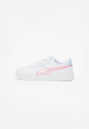 White sneaker with a textured sole, featuring a pink metallic Puma logo and light blue accents on the heel. Lace-up design, smooth material.