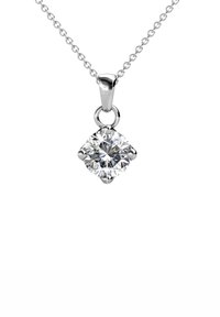 Collier en argent avec un pendentif en forme de diamant clair et à la surface multifacette, suspendu à une chaîne délicate.
