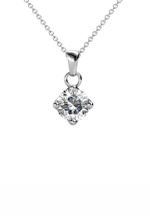 Collana d'argento con un pendente trasparente a forma di diamante e una superficie multifaccetata, sospesa su una delicata catena.