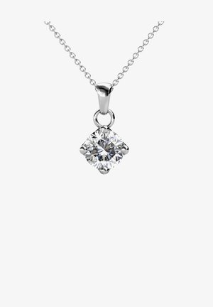 Collier en argent avec un pendentif en forme de diamant clair et à la surface multifacette, suspendu à une chaîne délicate.