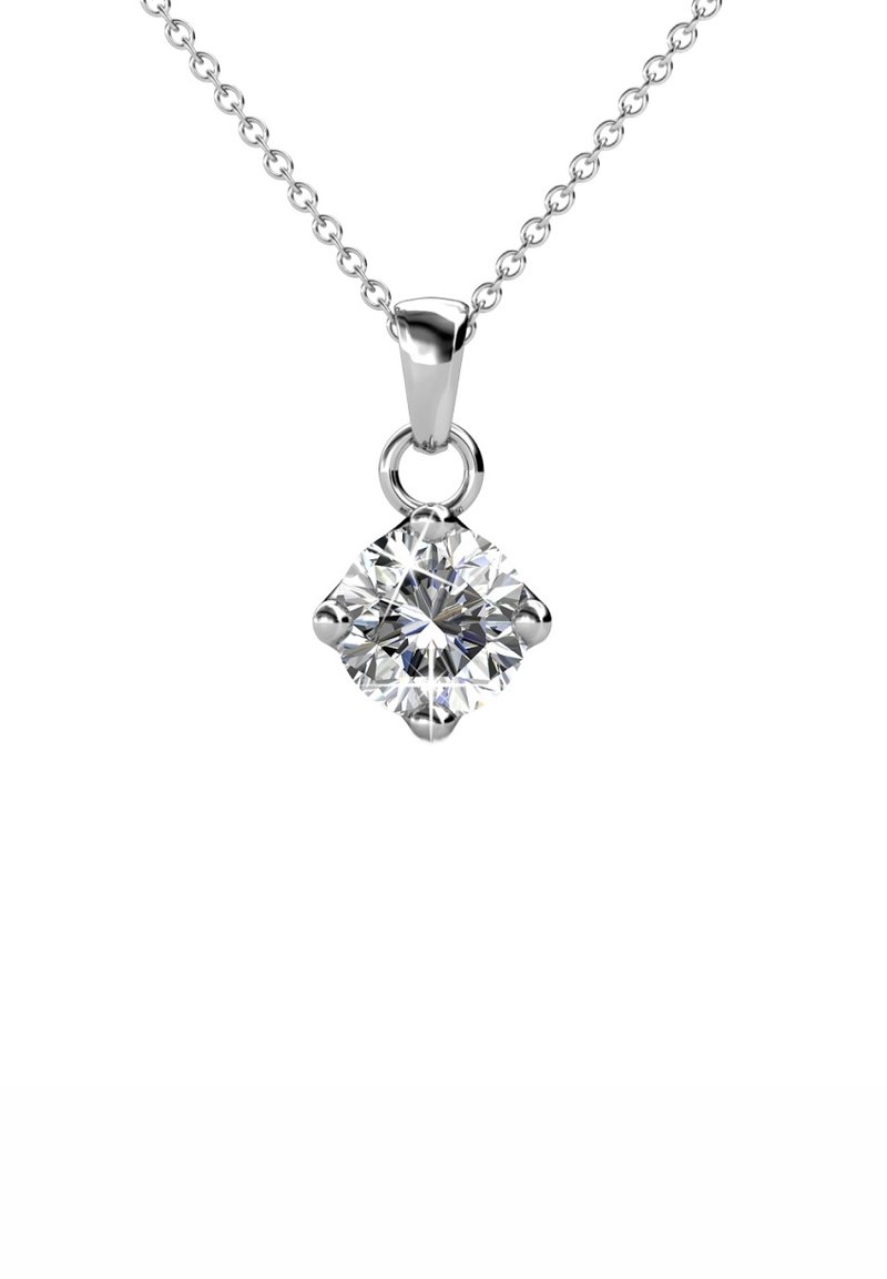 Collier en argent avec un pendentif en forme de diamant clair et à la surface multifacette, suspendu à une chaîne délicate.