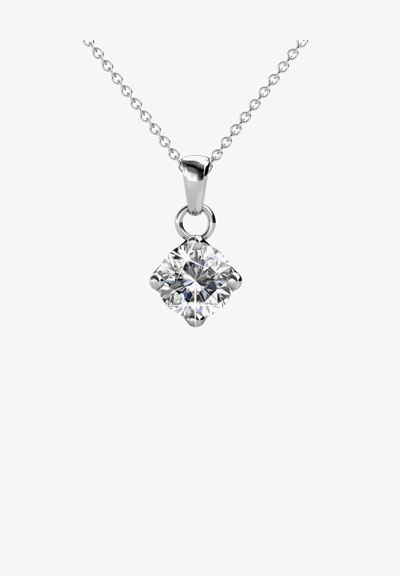 Collana d'argento con un pendente trasparente a forma di diamante e una superficie multifaccetata, sospesa su una delicata catena.