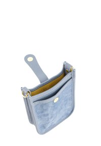 Grå læderpung med en tekstureret overflade, der har et gult indre, gyldent hardware og en rem til at bære. Let struktureret form.