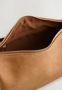 Pochette in suede marrone con zip dorata, caratterizzata da una texture liscia e da un ampio interno. Tasca interna con zip visibile.
