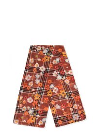 Foulard à motif floral avec une base à carreaux marron, présentant des fleurs orange, blanches et jaunes. Fabriqué en tissu léger, de forme rectangulaire.