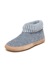 Grau gefütterter Hausschuhstiefel mit einem gerippten, hellgrauen Strickbund und einer beigefarbenen Wildledersohle, mit einer abgerundeten Zehenpartie und nahtloser Verarbeitung.