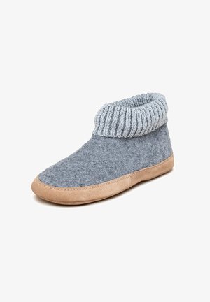 Grau gefütterter Hausschuhstiefel mit einem gerippten, hellgrauen Strickbund und einer beigefarbenen Wildledersohle, mit einer abgerundeten Zehenpartie und nahtloser Verarbeitung.