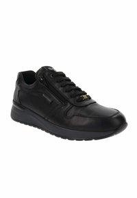 Sneaker in pelle nera con finitura testurizzata, chiusura con lacci e zip laterale, suola in gomma e dettagli metallici con logo.