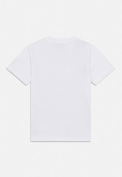 Απλό λευκό κοντομάνικο μπλουζάκι που εμφανίζεται από πίσω με στρογγυλή λαιμόκοψη σε ουδέτερο φόντο.