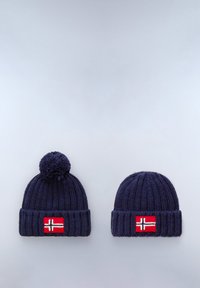 Cappelli lavorati a maglia blu navy con un design a coste; uno presenta un pom-pom, entrambi decorati con una patch della bandiera norvegese rossa e bianca.