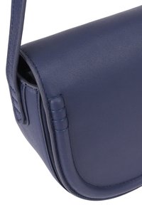 Marineblauwe leren schoudertas met een gladde textuur, rechthoekige vorm, afgeronde hoeken en subtiele stikdetails.
