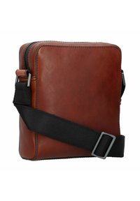 Borsa a tracolla in pelle marrone con forma rettangolare, fascia nera regolabile e accenti in hardware argentato. Texture liscia con cuciture a contrasto.