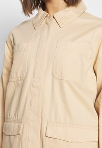 Monki Tunn jacka - beige