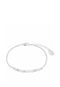 Bracciale in argento con una catena flessibile, caratterizzato da cinque perle bianche alternate a dettagli in argento. Chiuso con un gancio e una catena di estensione.
