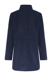 Navyblauer Wollmischmantel mit hohem Kragen, langen Ärmeln und geradem Schnitt. Die Rückseite weist minimale Nähte und eine glatte Textur auf.