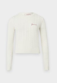 Sweter z dzianiny w kolorze kości słoniowej z teksturowanym wzorem w warkocze, krótki fason, długie rękawy i małe czerwone logo wyszywane na piersi.