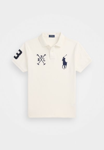 Camisa polo branca de algodão com uma tapeta de três botões, bordado azul-marinho apresentando um jogador de polo, tacos cruzados e o número "3" na manga.