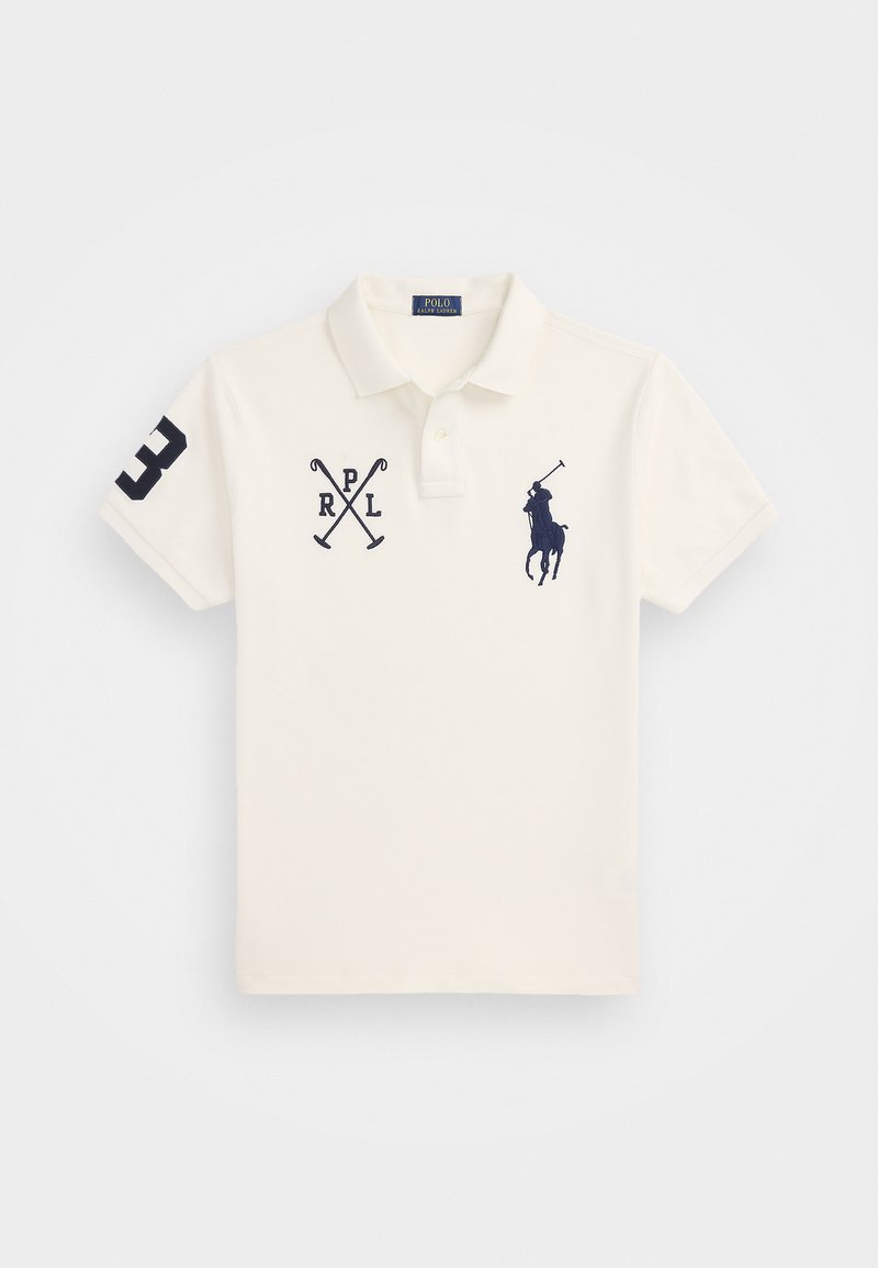 Hvit bomullspolo med tre knapper, marineblå broderi med en polo-spiller, kryssede malletter og tallet "3" på ermene.