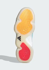 Schuhsohle mit einer weißen Basis und bunten Einsätzen: orange, gelb und rot. Strukturiertes Design mit kreisförmigen Mustern und seitlicher Markenkennzeichnung.