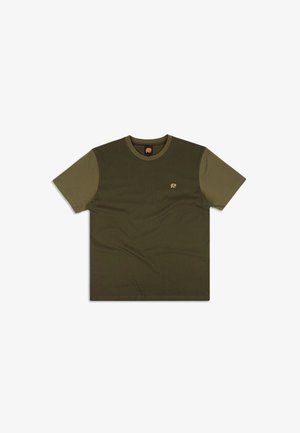 Camiseta de algodón verde oliva con manga corta, mangas en color más oscuro en contraste, y un pequeño logo de elefante bordado en el pecho. Cuello redondo.