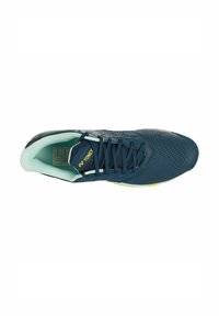 Scarpa sportiva sintetica blu con tomaia in rete, fodera interna verde chiaro, lacci neri e dettaglio del logo giallo. Design testurizzato per una migliore presa.