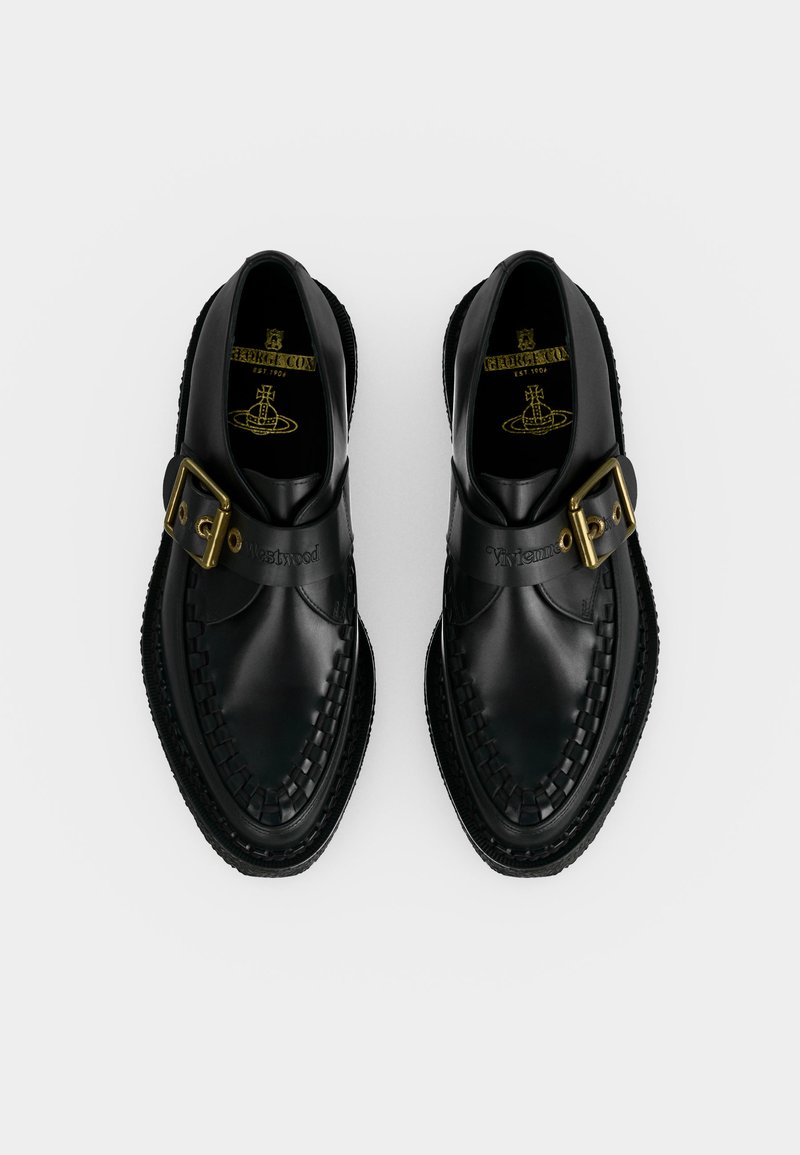 Schwarze Leder-Slipper mit gewebtem Detail, goldenen Schnallen und sichtbaren Markenlogos auf Riemen und Innensohlen, von oben auf weißem Hintergrund dargestellt.