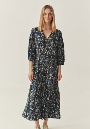 Maxikleid in Blau, Creme und schwarzem abstraktem Muster, mit V-Ausschnitt und 3/4-Ärmeln, aus leichtem Stoff.