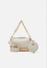 Sac bandoulière en similicuir beige avec motif logo embossé, bandoulière chaîne dorée, bandoulière en tissu réglable, et porte-monnaie rond détachable.