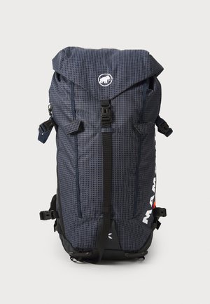 Mochila azul-marinho com padrão em grelha, fecho tipo roll-top, alças ajustáveis e detalhe de logotipo. Feita de tecido resistente. Design compacto.