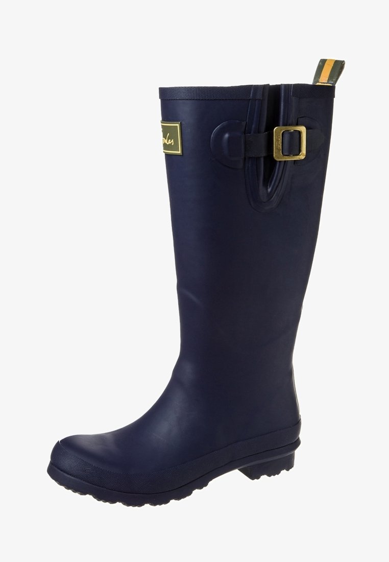Botte de pluie en caoutchouc bleu marine avec une semelle texturée, détail de boucle et languette. Design supérieur lisse pour un enfilage facile et une résistance à l'eau.