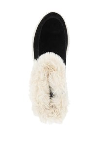 Botte en daim noir avec un revers en fourrure blanche, présentant un bout rond et une semelle texturée. Le revers ajoute douceur et contraste visuel.